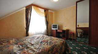 Гостевой дом Diamond club haus Витязево Двухместный номер с 1 кроватью или 2 отдельными кроватями и общей ванной комнатой-6