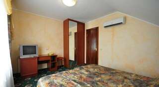 Гостевой дом Diamond club haus Витязево Двухместный номер с 1 кроватью или 2 отдельными кроватями и общей ванной комнатой-1